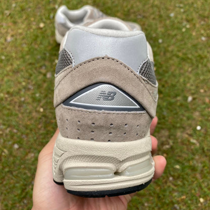 NEW BALANCE 2002R