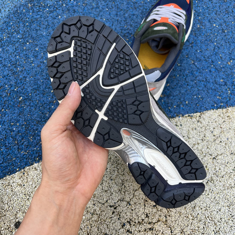 NEW BALANCE 2002R