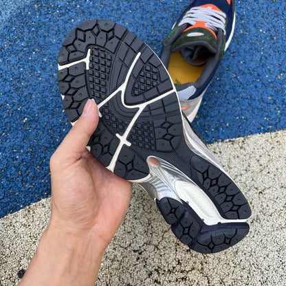 NEW BALANCE 2002R