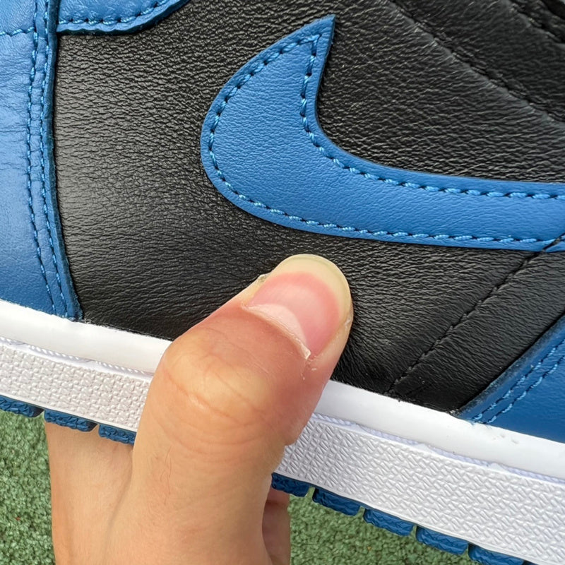 NIKE AIR JORDAN 1
