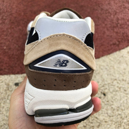NEW BALANCE 2002R