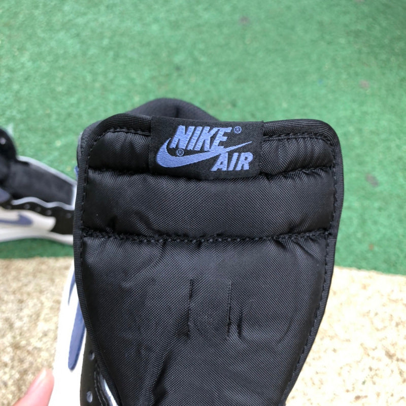 NIKE AIR JORDAN 1