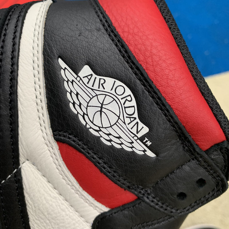 NIKE AIR JORDAN 1