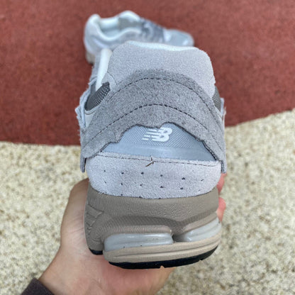 NEW BALANCE 2002R