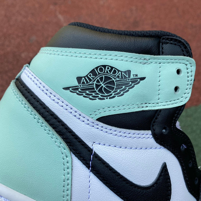 NIKE AIR JORDAN 1