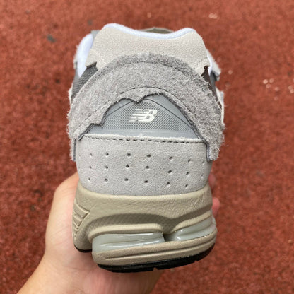 NEW BALANCE 2002R