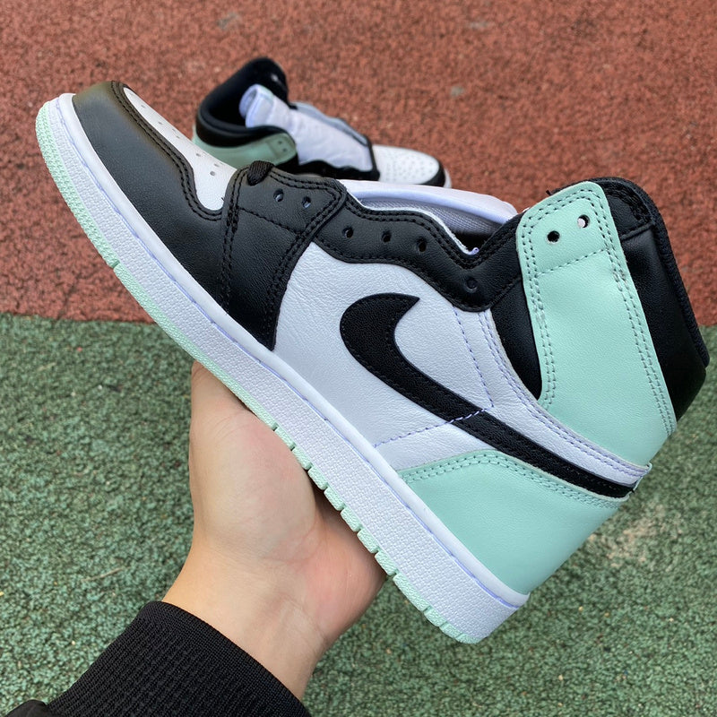 NIKE AIR JORDAN 1