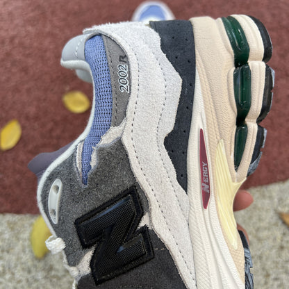 NEW BALANCE 2002R