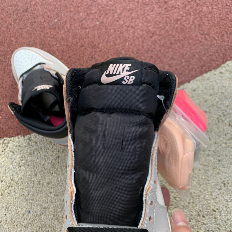 NIKE AIR JORDAN 1