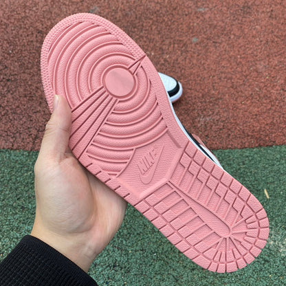 NIKE AIR JORDAN 1