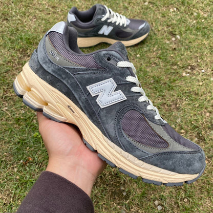 NEW BALANCE 2002R
