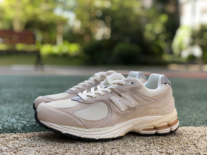 NEW BALANCE 2002R