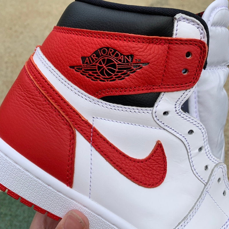NIKE AIR JORDAN 1