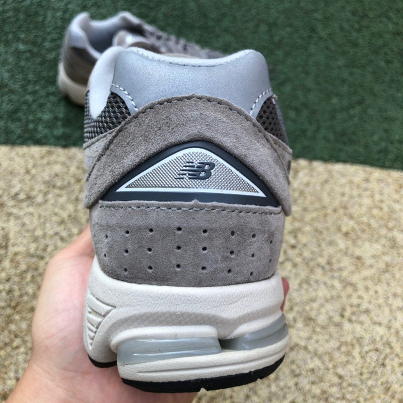 NEW BALANCE 2002R
