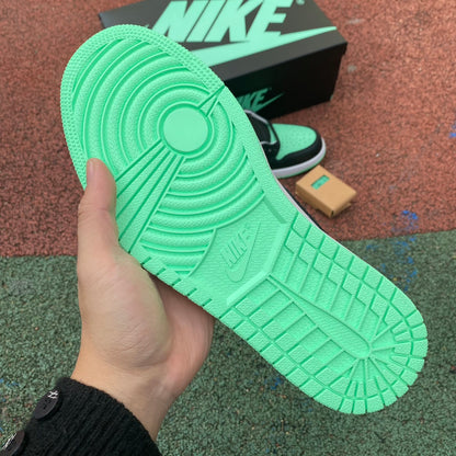 NIKE AIR JORDAN 1