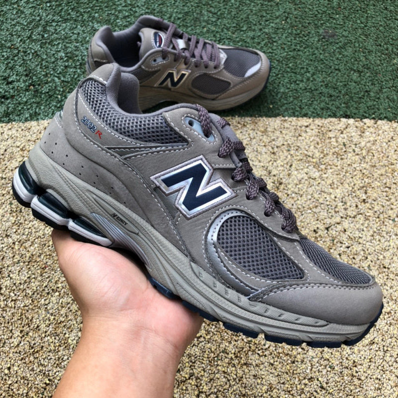 NEW BALANCE 2002R