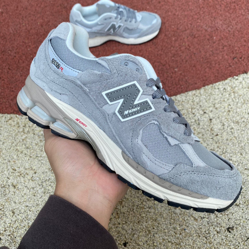 NEW BALANCE 2002R