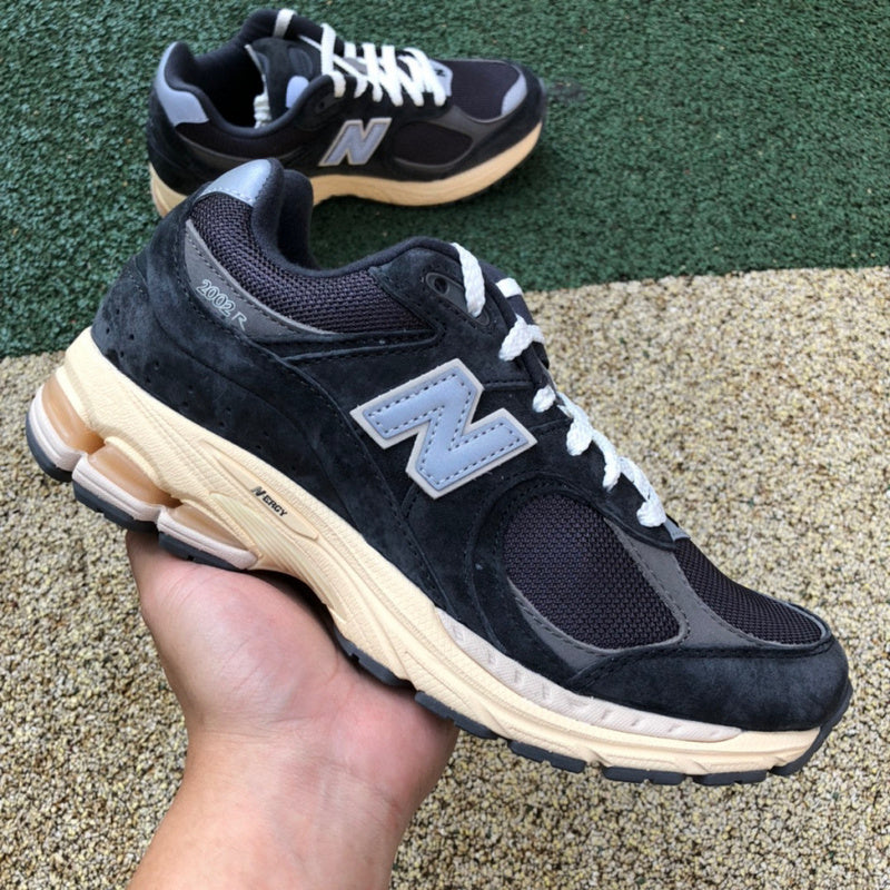 NEW BALANCE 2002R