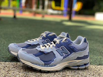 NEW BALANCE 2002R