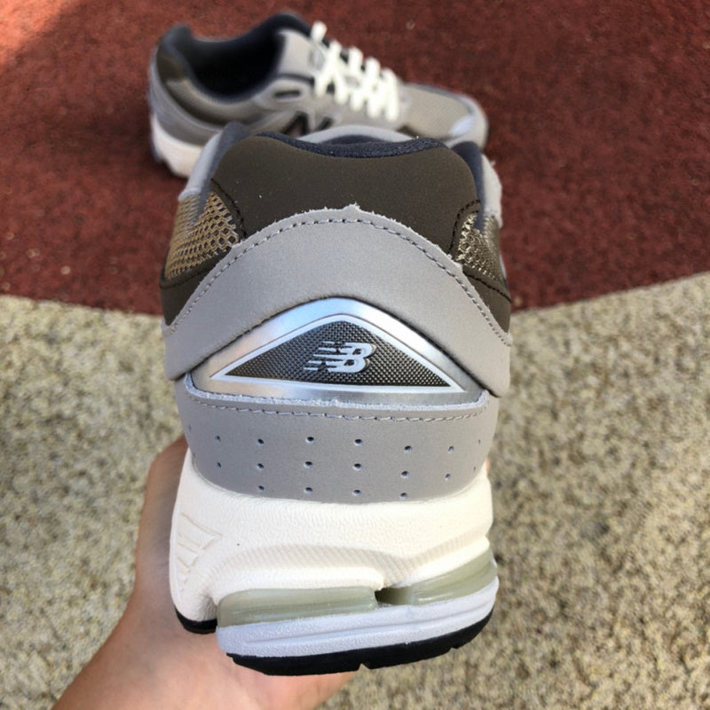 NEW BALANCE 2002R