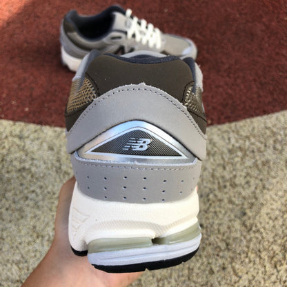NEW BALANCE 2002R