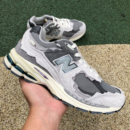NEW BALANCE 2002R