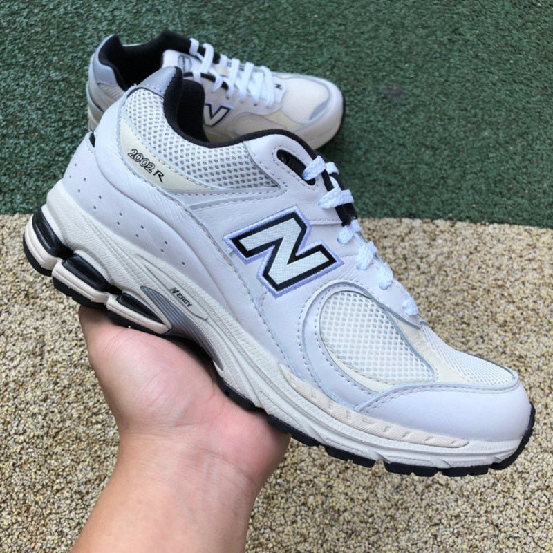 NEW BALANCE 2002R