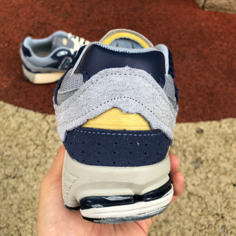 NEW BALANCE 2002R