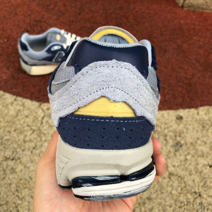NEW BALANCE 2002R