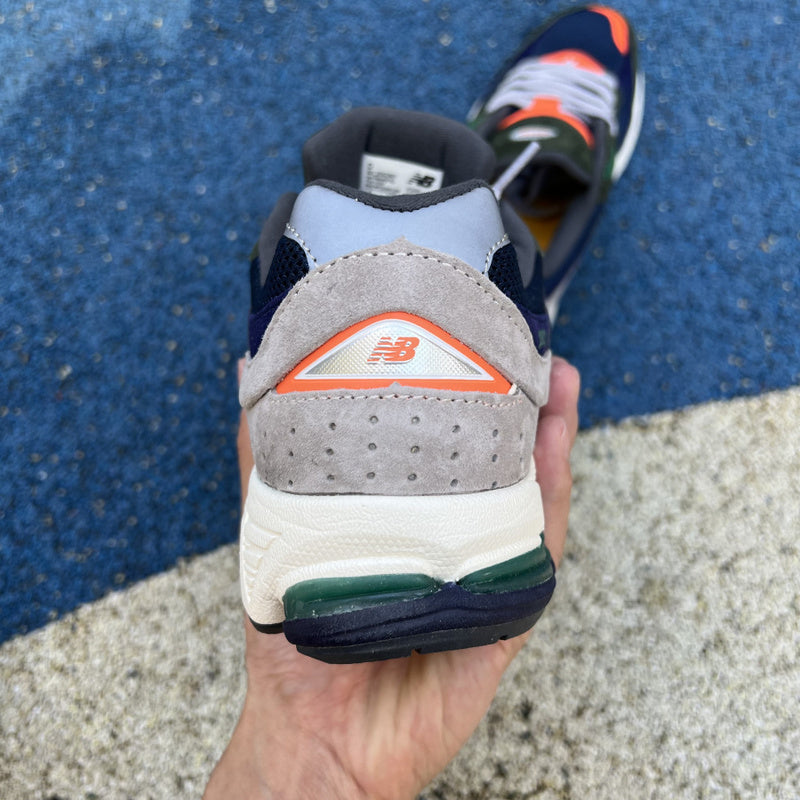 NEW BALANCE 2002R