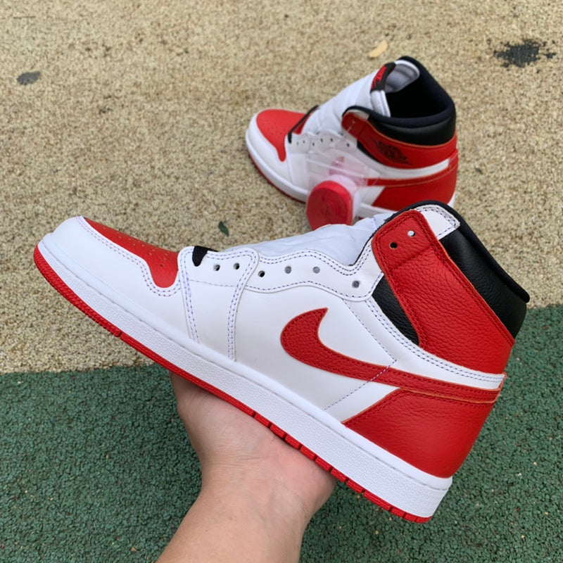 NIKE AIR JORDAN 1