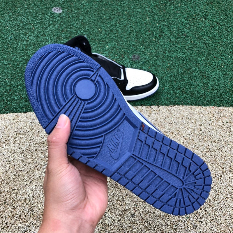 NIKE AIR JORDAN 1