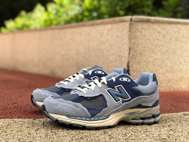 NEW BALANCE 2002R