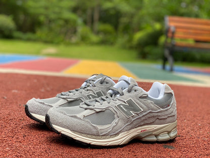 NEW BALANCE 2002R