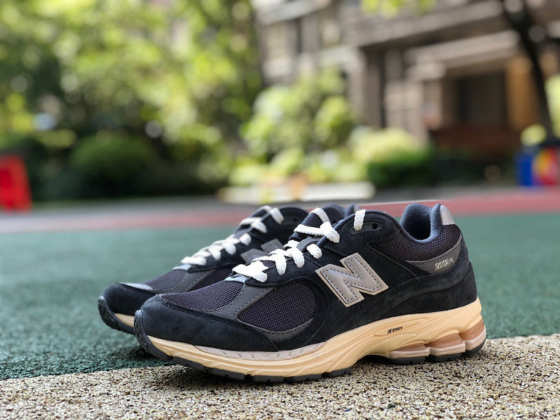 NEW BALANCE 2002R