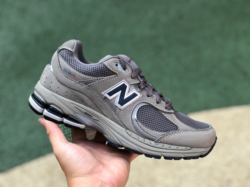 NEW BALANCE 2002R