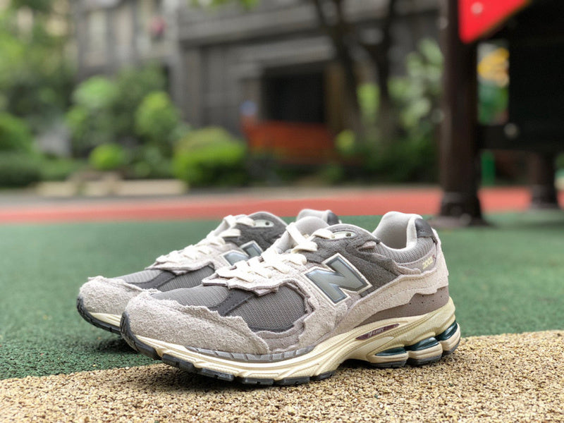 NEW BALANCE 2002R