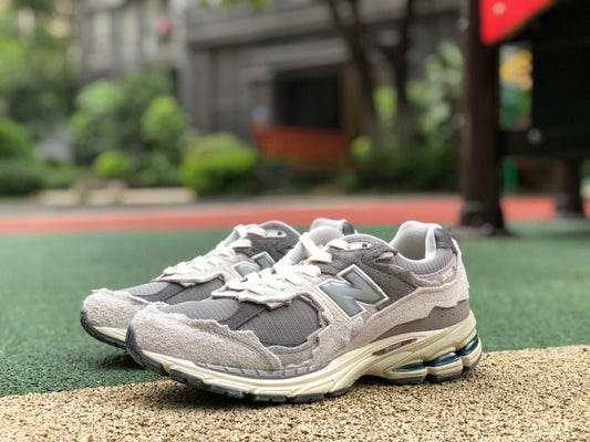 NEW BALANCE 2002R