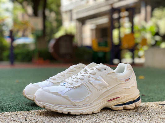 NEW BALANCE 2002R