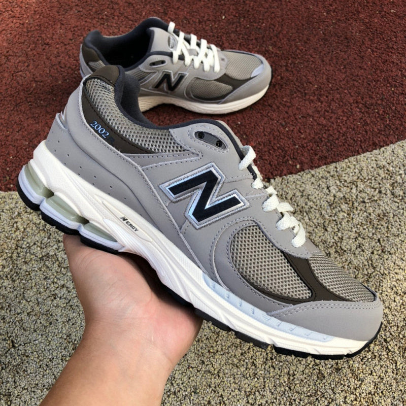 NEW BALANCE 2002R