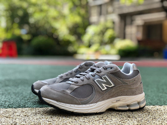 NEW BALANCE 2002R