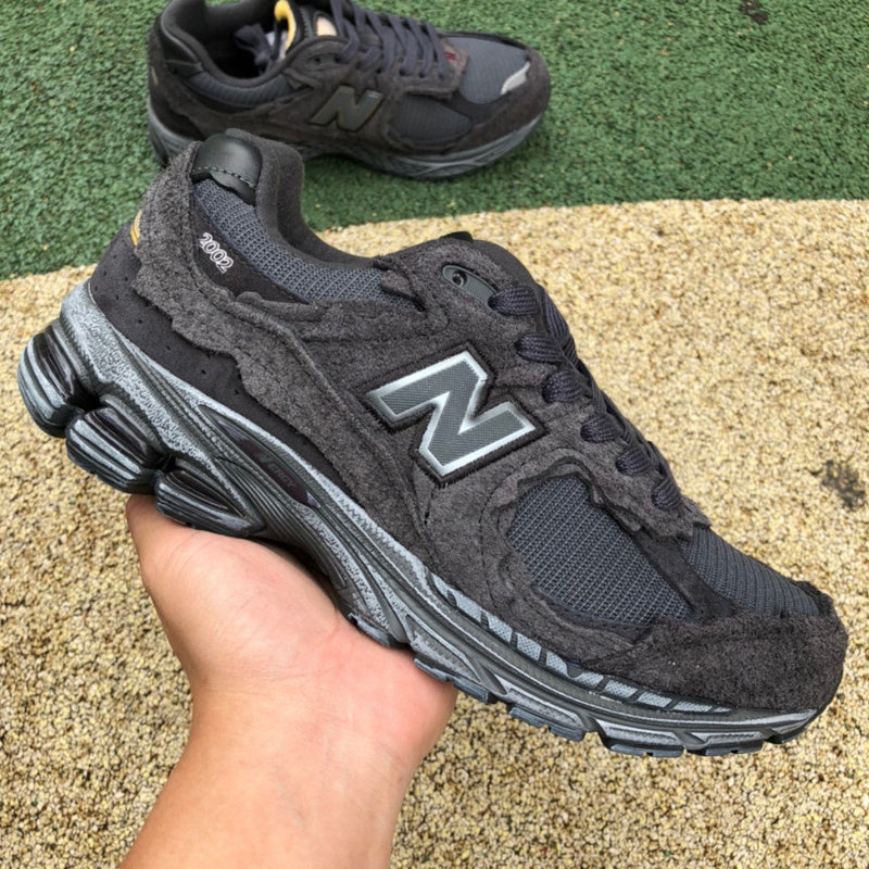 NEW BALANCE 2002R