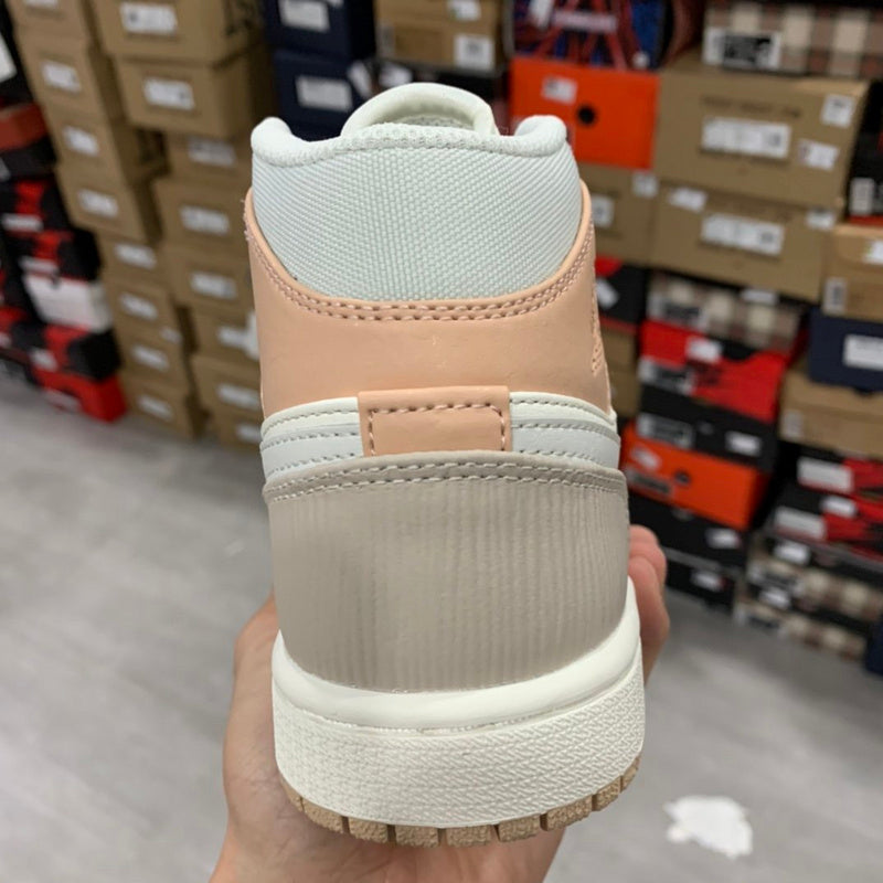 NIKE AIR JORDAN 1