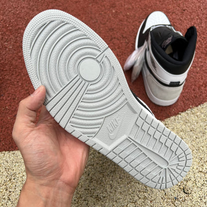 NIKE AIR JORDAN 1