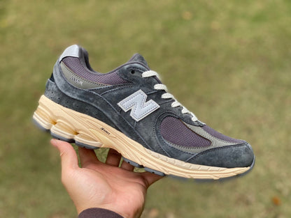 NEW BALANCE 2002R