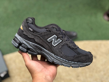 NEW BALANCE 2002R