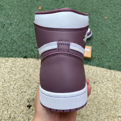 NIKE AIR JORDAN 1