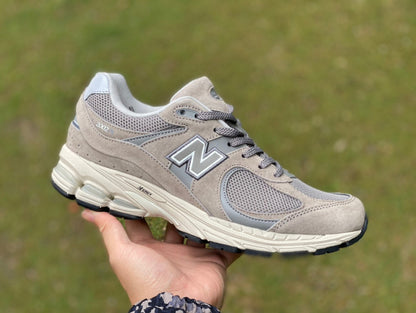 NEW BALANCE 2002R