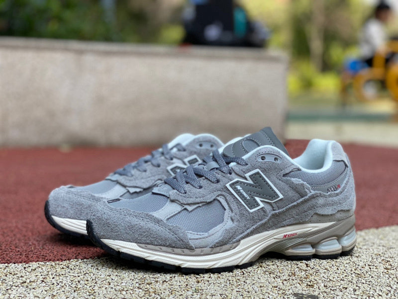 NEW BALANCE 2002R