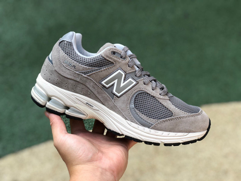 NEW BALANCE 2002R